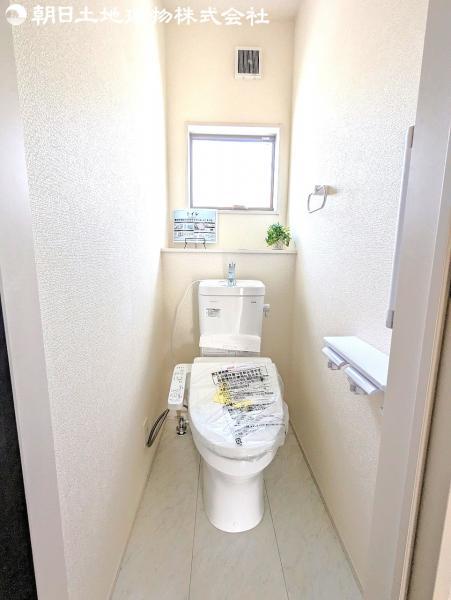 洗浄便座は1.2階にしっかりと完備されております。 【内外観】トイレ