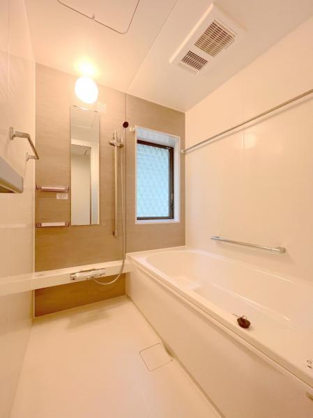 ・広々とした浴室は一日の疲れをいやす大切な空間足を延ばして体を癒してください 【内外観】浴室