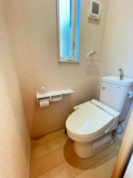 トイレ洗浄機能を標準完備、清潔な空間が印象的です。 【内外観】トイレ
