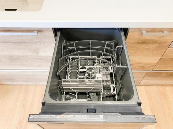 【食器洗浄機】お食事の後片付けを食器洗浄機がサポート。食事後の家族のくつろぎタイムをゆっくりもてます。驚きの低コスト 【設備】その他設備
