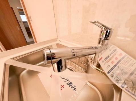 【浄水器内蔵型水栓】スイッチの切り替えで、真水と浄水の切り替えができる便利な水栓、キッチンの作業もはかどります。 【設備】その他設備