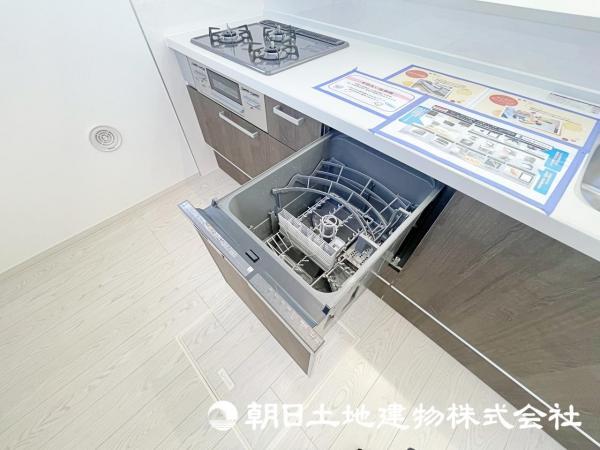 キッチンは食洗器が標準装備です。ガラストップコンロですので、お掃除も楽々です 【設備】その他設備