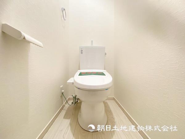 【トイレ】最新のトイレは節水や掃除のしやすさ等進化し続け便利で快適な空間へと変化しています 【内外観】トイレ