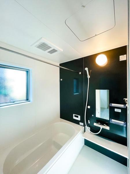 【一坪タイプの広々浴室】一坪タイプの浴室は、足を延ばし、仰向けにくつろいで入浴出来ます。換気乾燥暖房機付きです。 【内外観】浴室