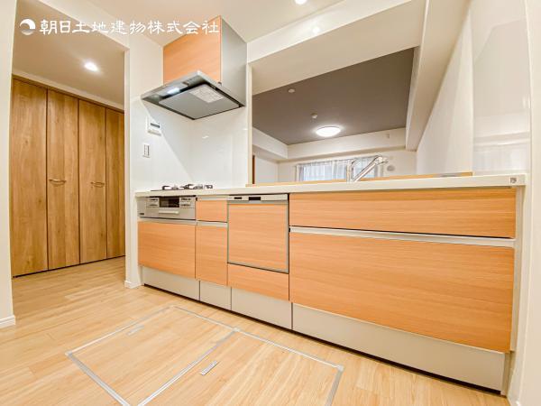 【キッチン】広く取られたキッチンスペースはとても便利です。 【内外観】キッチン