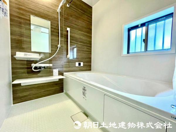 大理石調のアクセントパネルを使用し落ち着いた雰囲気が魅力のバスルーム！ 【内外観】浴室