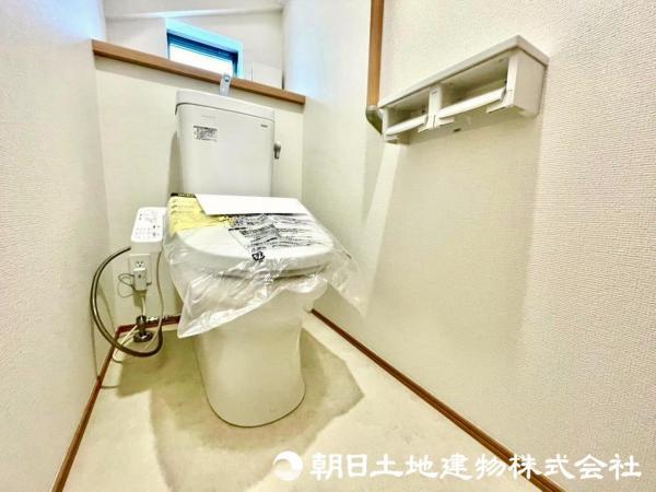 白を基調とした清潔感のあるトイレ！ 【内外観】トイレ