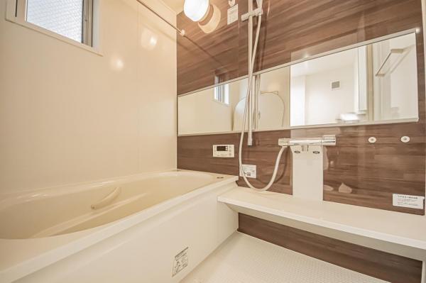 【浴室】使いやすい最新システムバスににリフォーム済みです。ご入居時から気持ちよくお使いいただけます。 【内外観】浴室