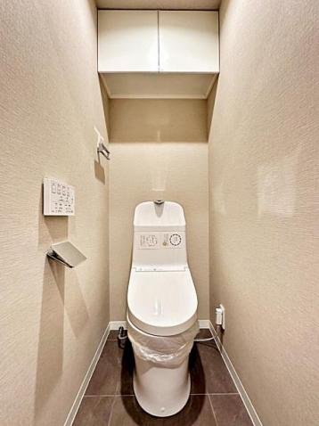 トイレには快適な温水洗浄便座付。いつも使うトイレだからこそ、こだわりたいポイントですね。 【内外観】トイレ