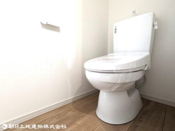 トイレには快適な温水清浄便座付。 【内外観】トイレ