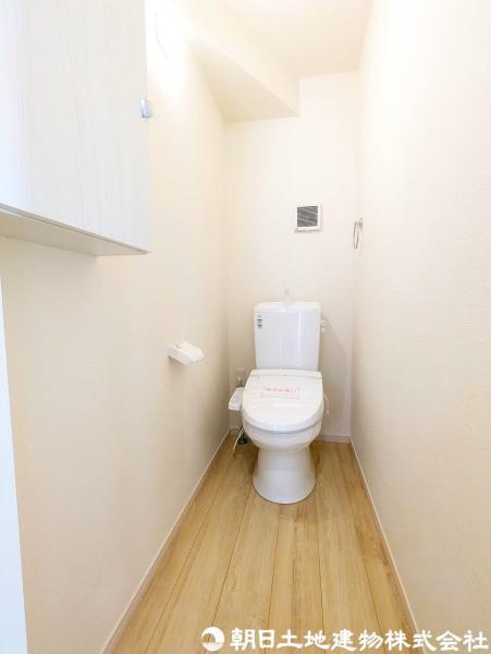 洗浄便座は1.2階にしっかりと設置されております。 【内外観】トイレ