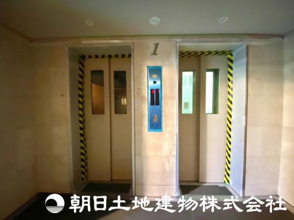 エレベーターが2基あり、忙しい朝も安心です 【内外観】その他共用部