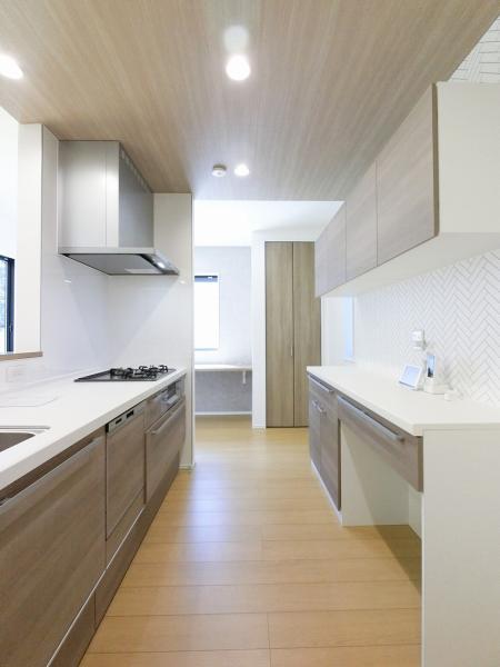 デッドスペースになりがちなキッチンの足元には、出し入れしやすいスライドタイプの収納を採用。 【内外観】キッチン