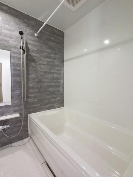 落ち着きのあるツートンの壁色やストレートタイプの浴槽、換気乾燥暖房機など快適なバスタイムを満喫できる仕様。 【内外観】浴室