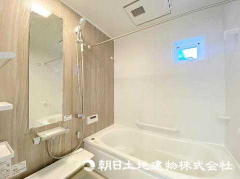 モダンな浴室が、くつろぎと清潔感を同時に提供します。 【内外観】現地外観写真