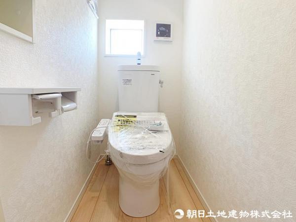 窓付の明るいトイレで、快適に利用可能ですね。 【内外観】トイレ