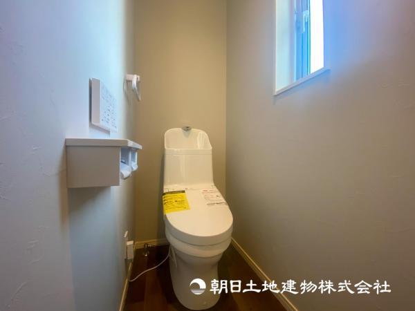 【トイレ】小さな空間だからこそ機能性のある快適なトイレは、清潔感をキープしお手入れしやすいよう作られています 【内外観】キッチン