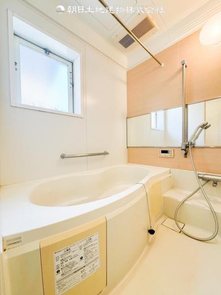 【浴室】快適な使い心地とゆとりある空間が1日の疲れを解きほぐすバスルームです。 【内外観】浴室