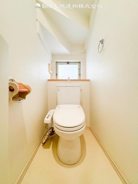 【トイレ】毎日使う場所だから、より快適な空間に仕上げられています。 【内外観】トイレ