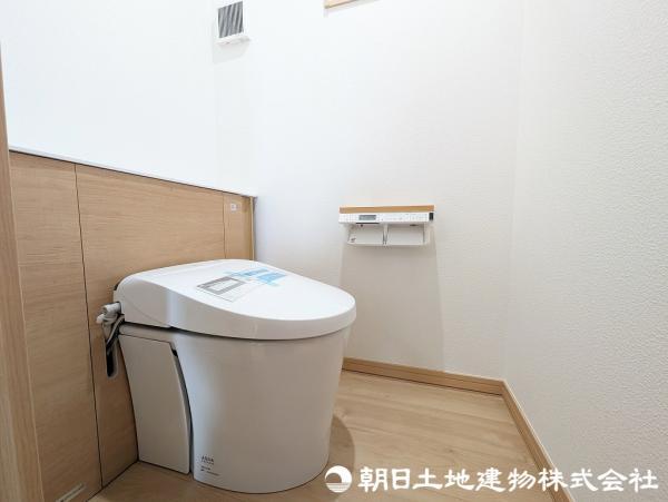 ＜トイレ＞１階２階お掃除のしやすいタンクレストイレです。 【内外観】トイレ