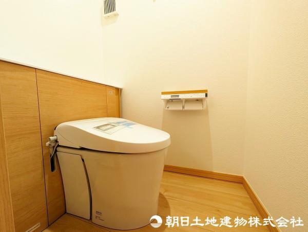 ＜トイレ＞１階２階お掃除のしやすいタンクレストイレです。 【内外観】トイレ