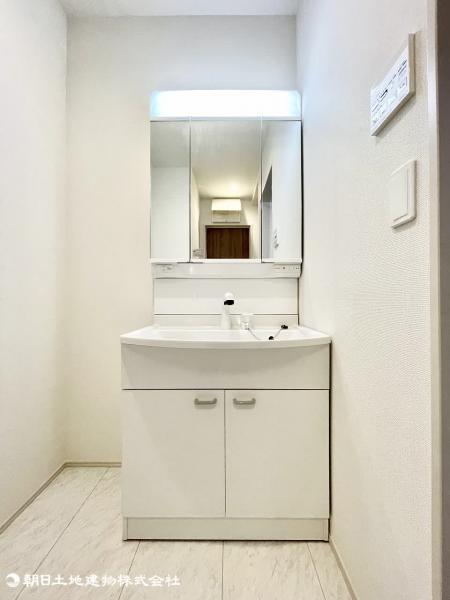 洗面室には三面化粧台を設置。鏡の裏の収納にはドライヤーなど収納できます。 【内外観】洗面台・洗面所