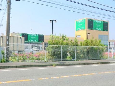 【フードワン　海老名店】　海老名市の長後街道沿いにある大型スーパーです。ホームセンターと繋がっているので、駐車場はとても広いです。 【周辺環境】スーパー