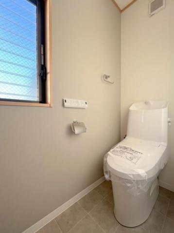 ・洗浄機能を標準完備、清潔な空間が印象的です。 【内外観】トイレ