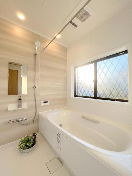 ・広々とした浴室は一日の疲れをいやす大切な空間足を延ばして体を癒してください 【内外観】浴室