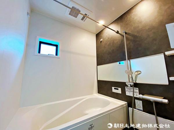 モダンな浴室が、くつろぎと清潔感を同時に提供します。 【内外観】浴室