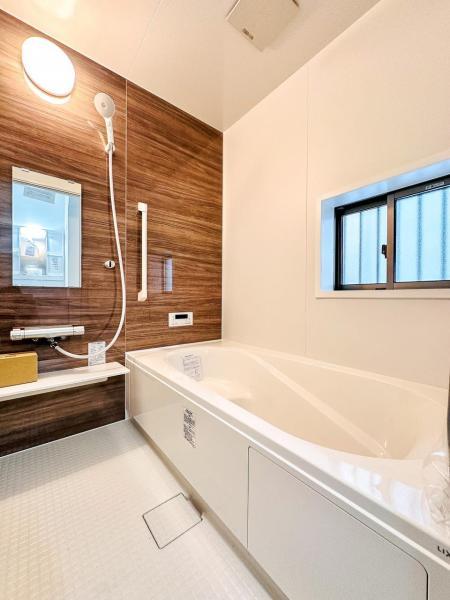 【一坪タイプの広々浴室】脱衣スペースも爽やかな通風を感じる事が出来、清潔な空間を保つことが可能となります 【内外観】浴室