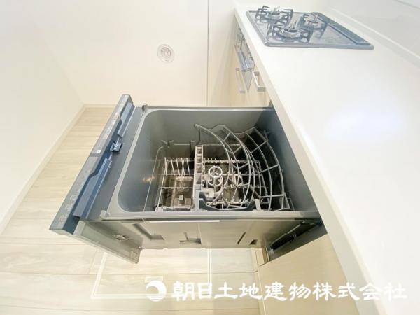 キッチンは食洗器が標準装備です。ガラストップコンロですので、お掃除も楽々です 【設備】その他設備