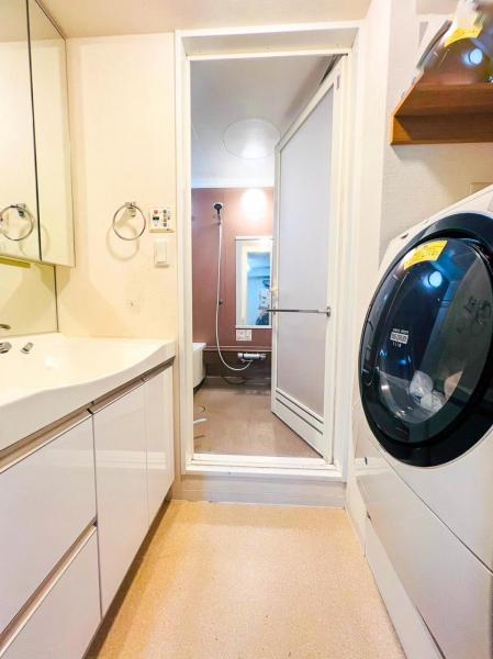 脱衣所です。ドラム式洗濯機も置けるスペースがあります。 【内外観】洗面台・洗面所