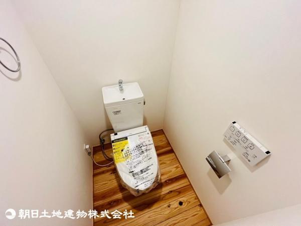温水洗浄便座を標準装備。 【内外観】トイレ