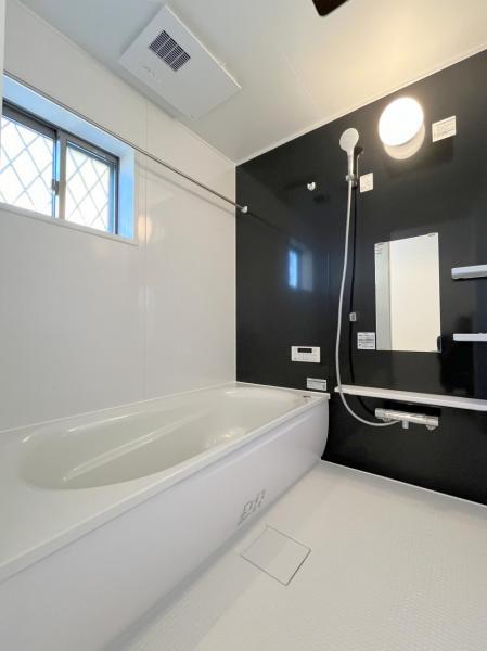・落ち着きのあるツートンの壁色やストレートタイプの浴槽、換気乾燥暖房機など快適なバスタイムを 【内外観】浴室