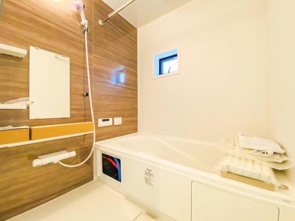 1坪以上の浴室です。足を伸ばしてゆったりバスタイム。セミオートバス・浴室乾燥機付です。 【内外観】浴室