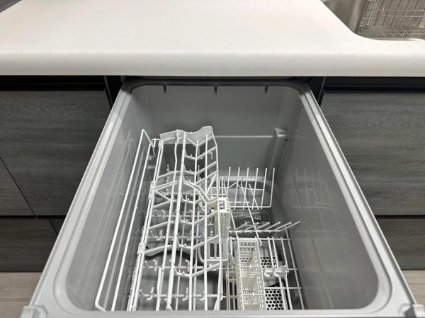 洗浄から乾燥までボタン一つで完結する食洗機付き。大変な洗い物がぐっと短く済みます。乾燥をかけて食器をそのまま保管できるのでキッチンの上に溢れてしまう必要もございません。 【設備】その他設備