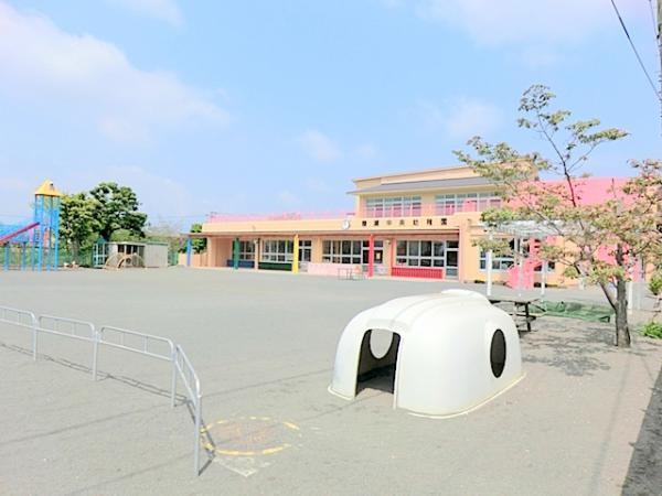 【綾瀬中央幼稚園】630m　園長先生が明るく、ユーモアのある方でアットホームな幼稚園です。先生や園長の対応も良くて安心して子供たちも通えます。 【周辺環境】幼稚園・保育園