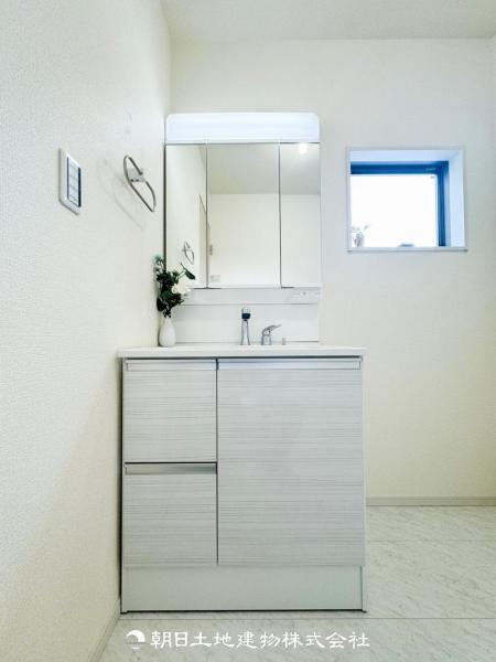 【洗面化粧台】落ち着いた清潔感のある空間は、身だしなみチェックや肌のお手入れに最適です。収納も十分でゆとりを持たせます。 【内外観】洗面台・洗面所
