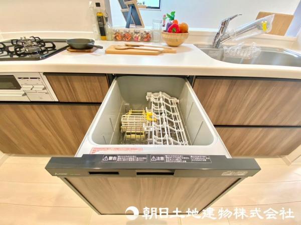 ビルトイン食洗機は、作業台が広く使え、節水や節電機能も充実しています。 【内外観】キッチン
