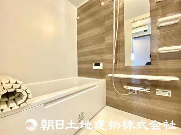 人工大理石調のアクセントパネルを使用し、落ち着いた雰囲気のバスルーム！ 【内外観】浴室