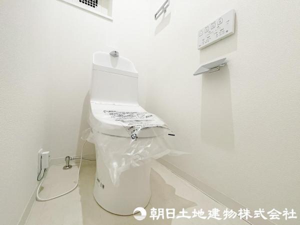 快適な使用感が人気の温水洗浄脱臭暖房機能を搭載。しかも汚れがつきにくく落ちやすい多機能トイレ！ 【内外観】トイレ