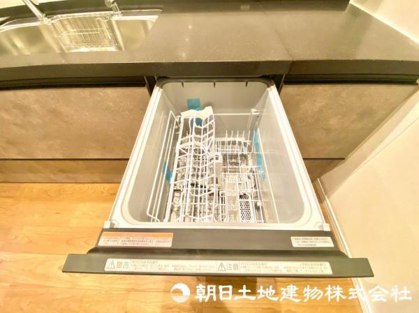 ビルトイン食洗機は、作業台が広く使え、節水や節電機能も充実しています。 【内外観】キッチン