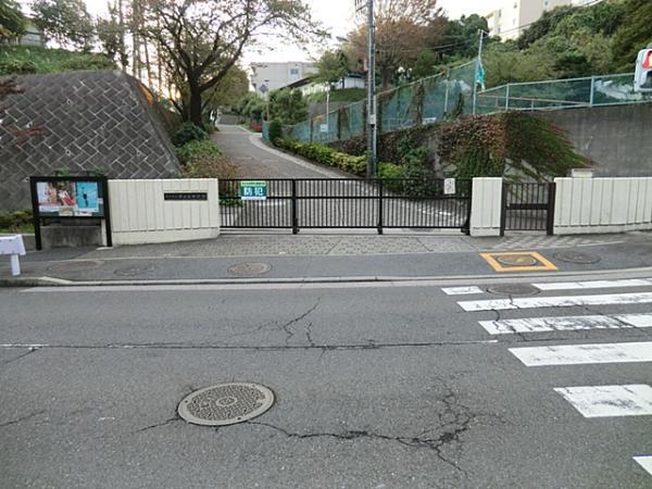 横浜市立芹が谷中学校まで約440ｍ 【周辺環境】中学校