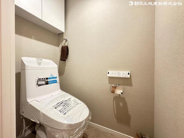 上部の戸棚にはトイレ用品のストックも見せない収納が出来ます！ 【内外観】トイレ