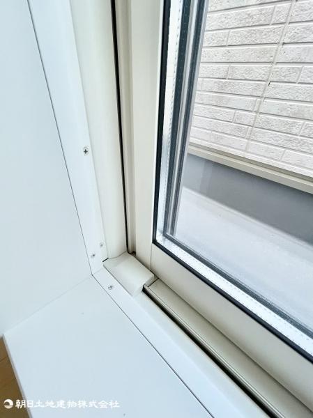 全室設置のペアガラスは室内の温度を保つほかにも結露も防止し室内のカビなどを防ぎます。 【設備】その他設備
