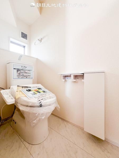 【トイレ】タンクレスの多機能搭載型の温水洗浄付きトイレを設置しています。また、手洗いを設け高級感のある広々した空間です 【内外観】トイレ
