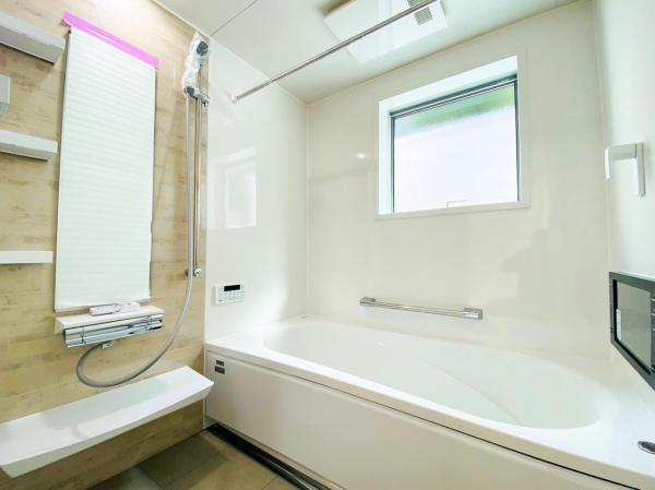 浴室ＴＶ付の１坪タイプバスで、入浴時間をゆったり堪能。 【内外観】浴室