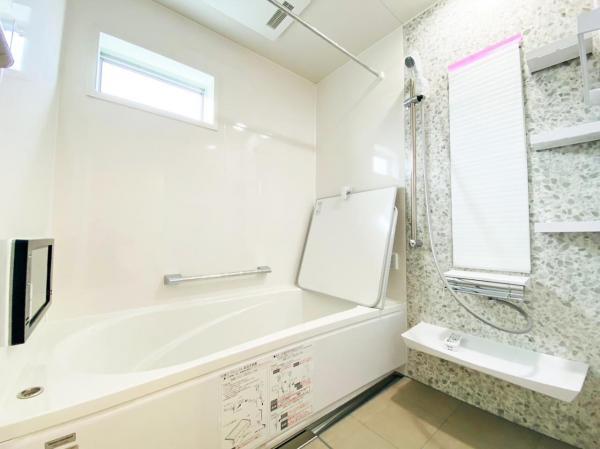 浴室ＴＶ付の１坪タイプバスで、入浴時間をゆったり堪能。 【内外観】浴室
