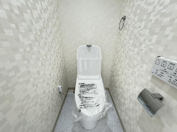 2階トイレは、洗浄機能を標準完備、清潔な空間が印象的です。 【内外観】トイレ